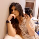 Arishfa Khan Instagram - Simple but significant 🪞🦢🤍🫧