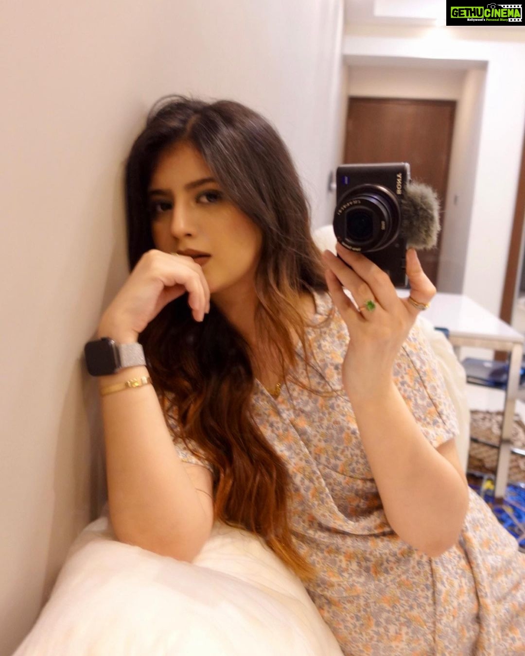 Arishfa Khan Instagram - Simple but significant 🪞🦢🤍🫧