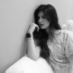 Arishfa Khan Instagram - Simple but significant 🪞🦢🤍🫧