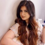 Arishfa Khan Instagram - Simple but significant 🪞🦢🤍🫧