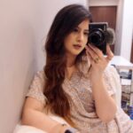 Arishfa Khan Instagram - Simple but significant 🪞🦢🤍🫧