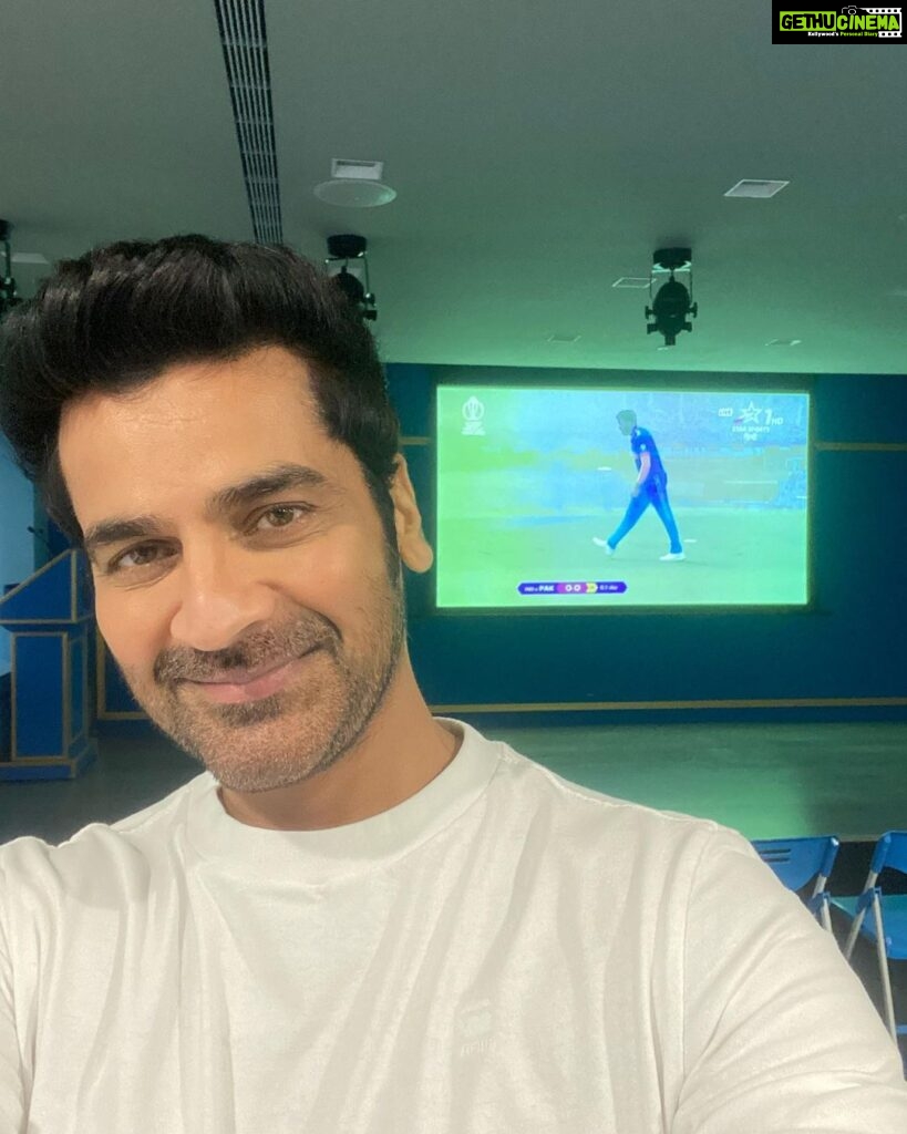 Arjan Bajwa Instagram - Watching the india-pak match … cheering for our beloved team in Taiwan … 💪🏼. . . . . #arjanbajwa #entertainment #hindicinema #cinema #india #cricketlover #cricketlovers #indiapak #icc #matchday #jaihind Taipei, Taiwan