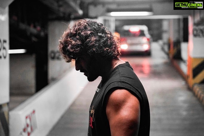 Arjun Kapoor Instagram - Har baar Hero-Giri nahi hai zaroori 😉 Swipe right to see Gautam in his element ➡️🦹🏻♂️ #1YearOfEkVillainReturns #HappyVillaintinesDay