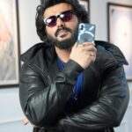 Arjun Kapoor Instagram - Come along on a pleasant journey with me as I explore the artistic wonders of Bombay’s Jahangir Art Gallery with the most newest Nothing Phone (2) Save the date 21st July 2023 for the grand launch of the Nothing Phone (2) on @flipkart! #Flipkart #NothingPhone2 #IndiaUnboxesNothing
