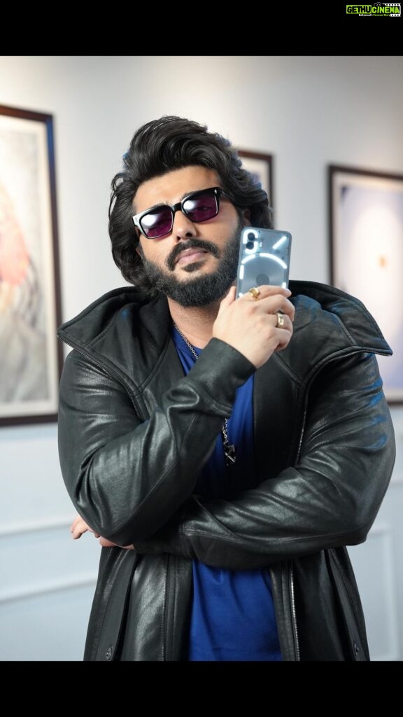 Arjun Kapoor Instagram - Come along on a pleasant journey with me as I explore the artistic wonders of Bombay’s Jahangir Art Gallery with the most newest Nothing Phone (2) Save the date 21st July 2023 for the grand launch of the Nothing Phone (2) on @flipkart! #Flipkart #NothingPhone2 #IndiaUnboxesNothing