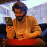 Arjun Kapoor Instagram - This apple a day will keep me happy everyday 😉 @apple #iphone15promax #collaboration