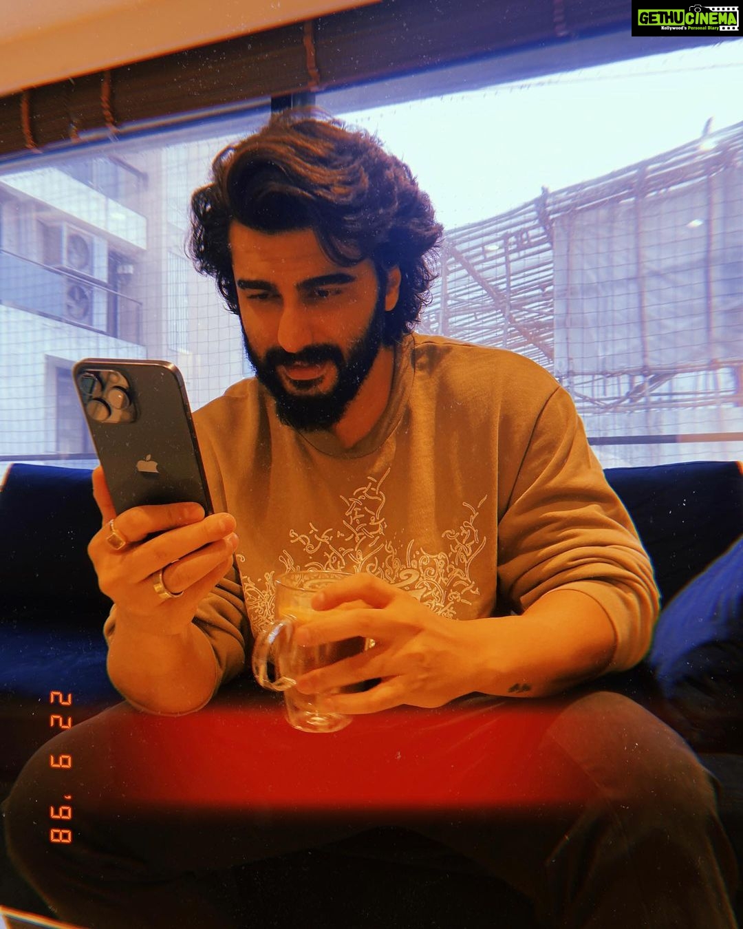 Arjun Kapoor Instagram - This apple a day will keep me happy everyday 😉 @apple #iphone15promax #collaboration