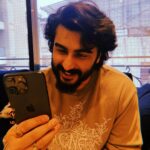 Arjun Kapoor Instagram - This apple a day will keep me happy everyday 😉 @apple #iphone15promax #collaboration
