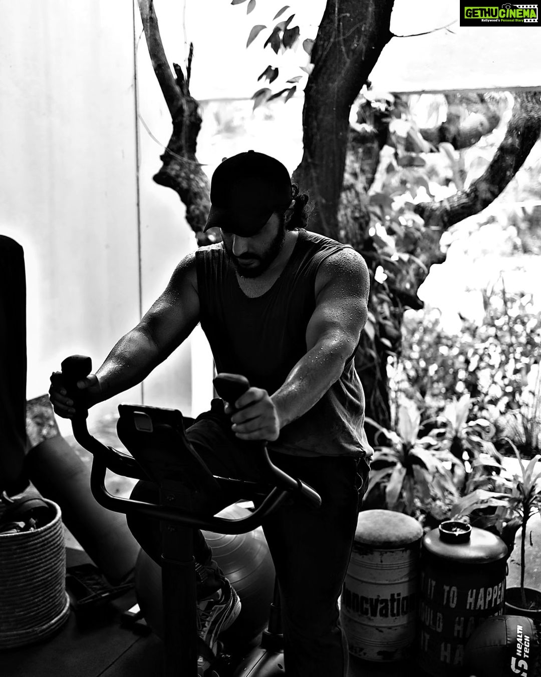 Arjun Kapoor - 404.6K Likes - Life is short, make your weekends long...
#longweekend #mood #photodump