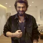 Arjun Kapoor Instagram - From my AM moisturiser to my PM fragrance spritz, here's a sneak-peek into all my roops💥 Recreate this reel and stand a chance to win something epic. Rules: 1. Tag @tirabeauty in your version of this reel. Include the hashtag #ForEveryYou 2. You must be following @tirabeauty 3. You must be over 18 years of age and a resident of India. #TiraBeauty #ForEveryYou