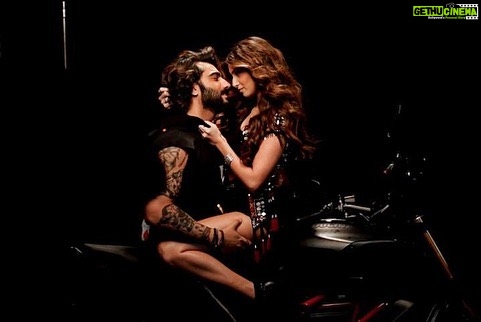 Arjun Kapoor Instagram - Har baar Hero-Giri nahi hai zaroori 😉 Swipe right to see Gautam in his element ➡️🦹🏻♂️ #1YearOfEkVillainReturns #HappyVillaintinesDay