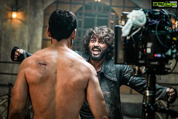 Arjun Kapoor Instagram - Har baar Hero-Giri nahi hai zaroori 😉 Swipe right to see Gautam in his element ➡️🦹🏻♂️ #1YearOfEkVillainReturns #HappyVillaintinesDay