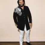 Arjun Kapoor Instagram - Happy faces !!! Thank you @manishmalhotra05 for inviting us & making us a part of this amazing show… U are truly the hardest working & yet one of the kindest souls we have had the pleasure of knowing… Congratulations on everything u have achieved in the last 18 years and here’s to 80 more 🎉!!!
