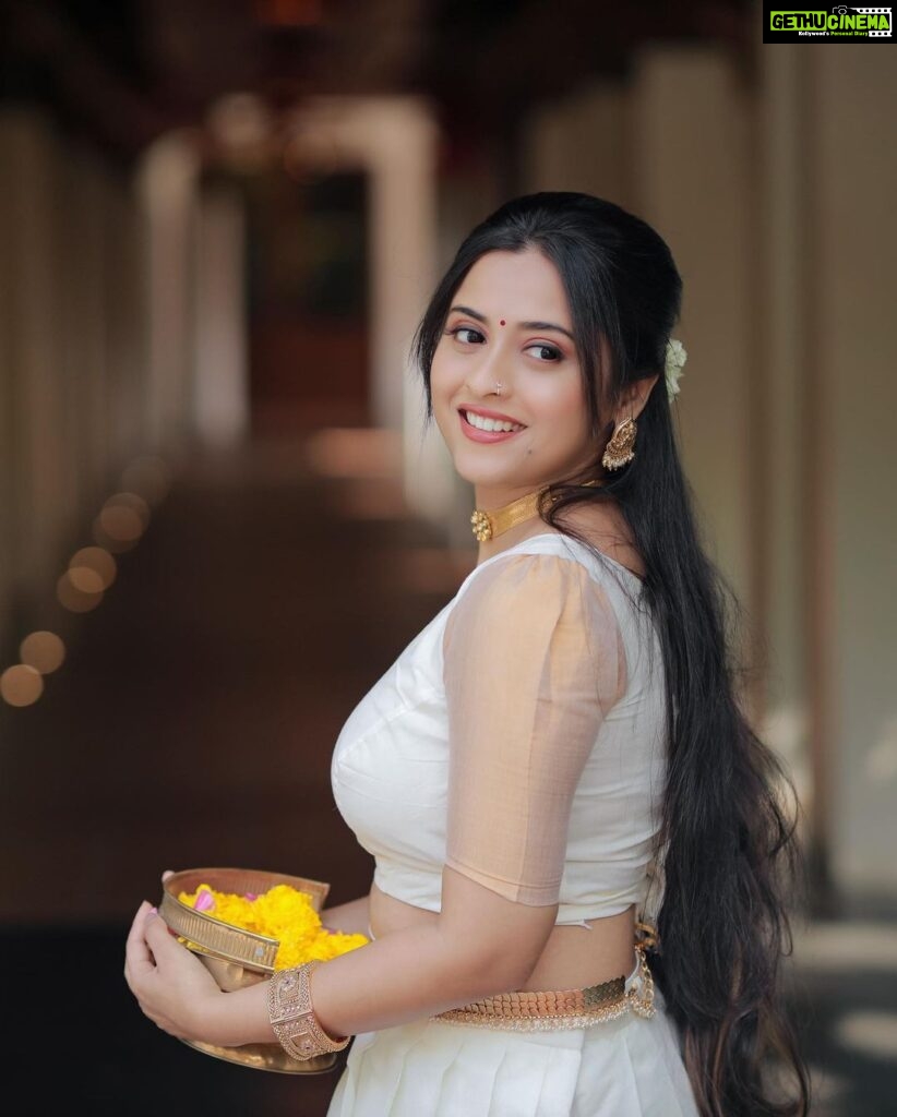 Arthana Binu Instagram - Here goes some more pictures from the Onam series😬 MUAH: @karthika.nitheesh PC: @mojo_click Outfit: @orange_wedding_store Accessories: @orangebeautycollection2022 Stylist: @ajithalavender