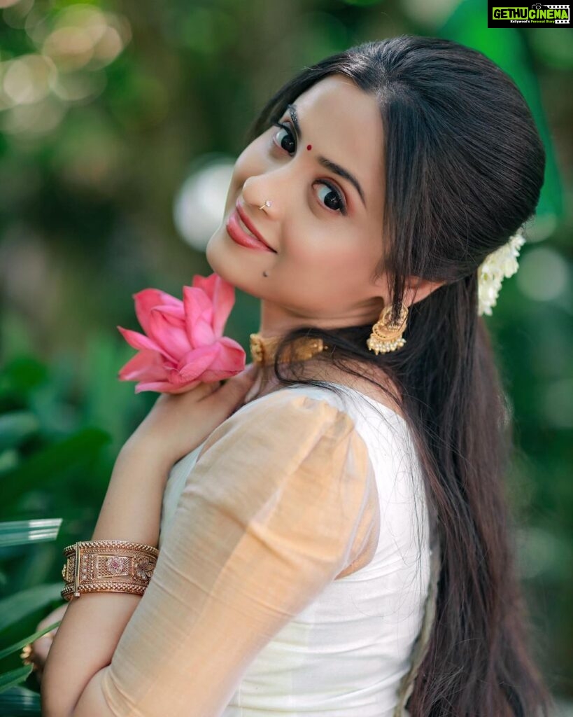 Arthana Binu Instagram - Happy Onam🌸 . . MUAH: @karthika.nitheesh Accessories: @orangebeautycollection2022 Outfit: @orange_wedding_store Stylist: @ajithalavender Flowers: @blackgold_designingstudio PC: @mojo_click