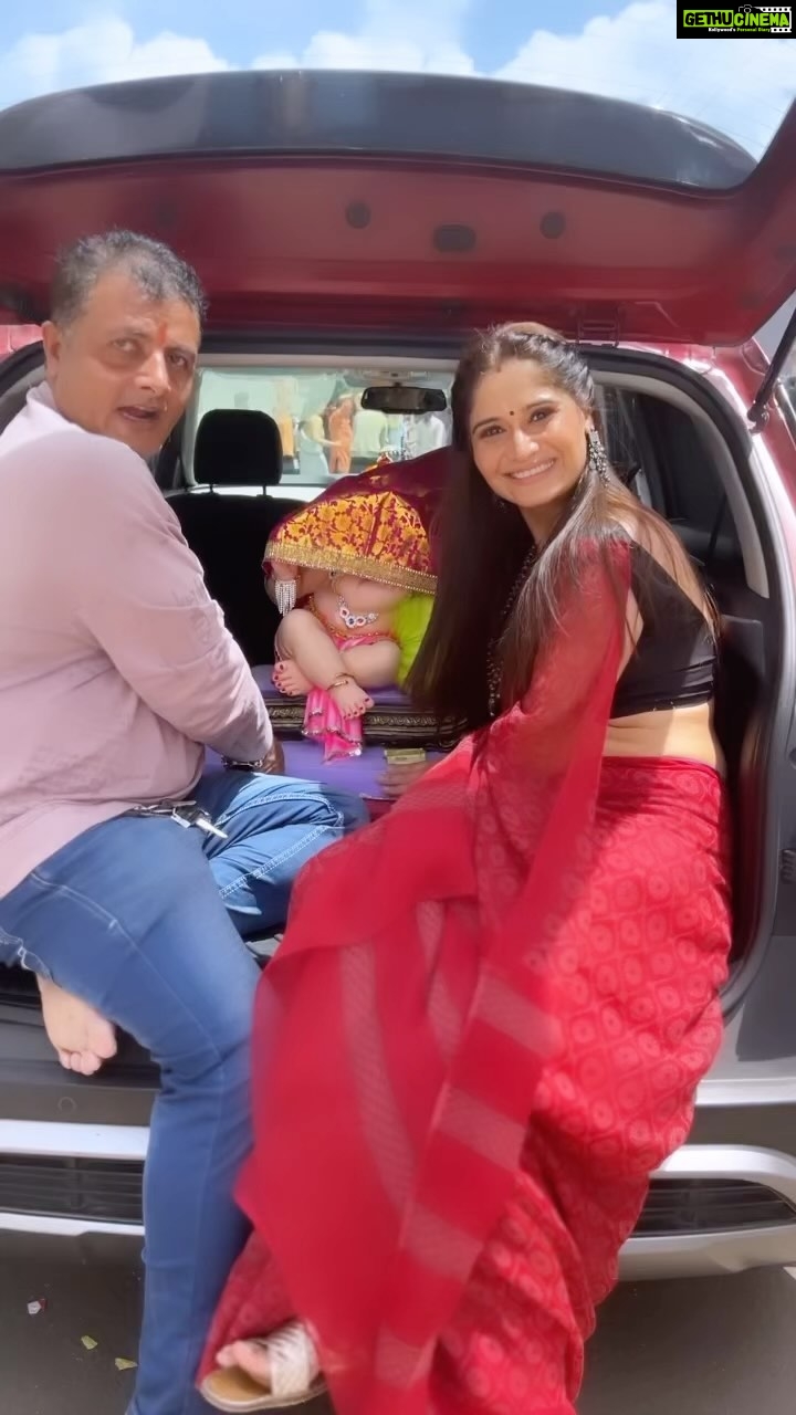 Arti Singh Instagram - This is how we welcomed our Ganpati @raghuvir.shekhawat @ravindragautamofficial @imohitsonkar119 @_sonal_khilwani_ @shamikhabbas @shri.n @shemarooumang @imshivy_ @amarvarpe @preetikachauhan19