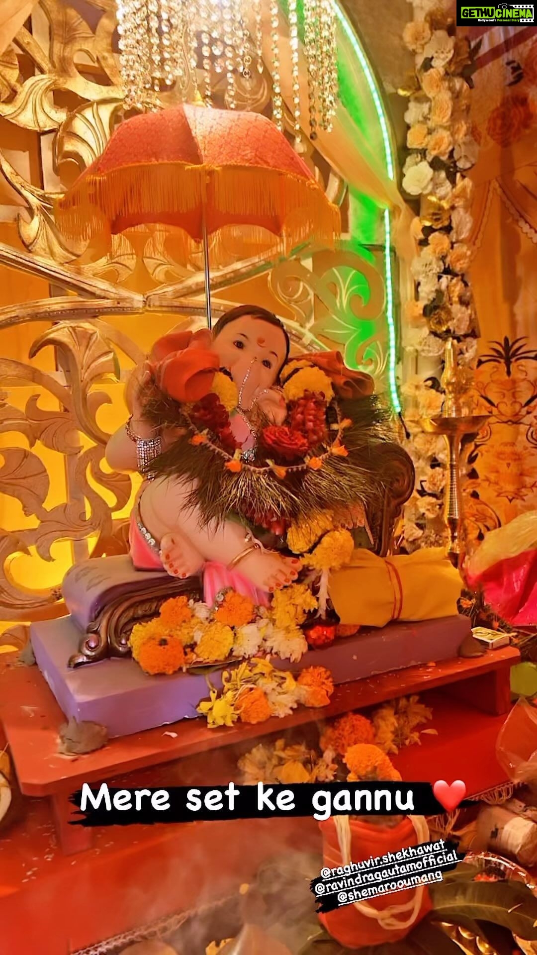 Arti Singh Instagram - Happy Ganesh Chaturthi ❤️ may gannu bring lots and lots of happiness and love and prosperity and good health . Sab sukhi rahen .. ❤️gannu on set ❤️ Shravani @shemarooumang