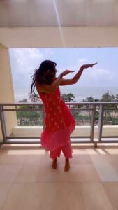 Arti Singh Instagram - And ye toh karna hi tha .. bhabhis song ❤️❤️❤️.. @kashmera1 your song 🌸 trending ❤️ Wearing @shop_sew