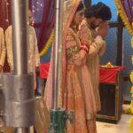 Arti Singh Instagram - Shravani completes 100 episodes today . Thank you showing us love. Well where naigaun was not so easy but the cast and crew made it worth all the pain. Well it took time but finally it was so nice working with all . @gaurika_official Shravani u are one of the best actors I hv worked with . Specail mention @chhora_ganga_kinaare_walaa my safe place . My confidant . I miss you on set : . @shri.n thank you for being you . Everyone on set gave so much love and support when my surgery happened . My producers @ravindragautamofficial @raghuvir.shekhawat aap log itne humble and ache hain ki I wish I work with u always . Director sir @amarvarpe for being so so considerate .. @iamsuhani_sharma reel director of our set .thank you for making these 100 episodes easy .. many more to come . Congratulations team Shravani ❤️ @shemarooumang @preetikachauhan19 @shamikhabbas @_sonal_khilwani_ @imshivy_ @shiwani_chakraborty @imohitsonkar119 @vicky.please @grover.vikas51 @bajpai_hina @tomarsimran21 @pawan.mahendru @official_rajathsain @subhankhan.official09