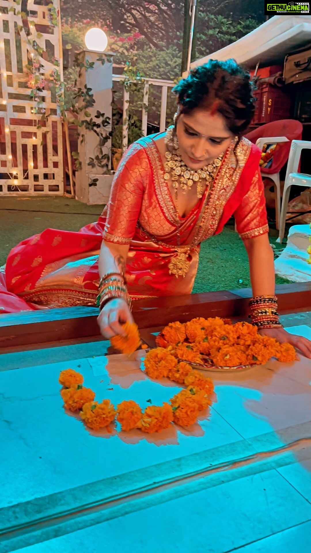 Arti Singh Instagram - My favourite thing to do . Ghar Sajana❤️❤️❤️