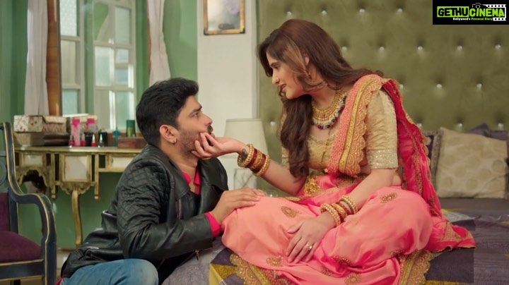 Arti Singh Instagram - Jab Sapna dekhna hi hai to safed hathi ka dekho… Batao doston kaisi hai hum bhai bahan ki chemistry.. . . . . . . . . . . . @artisingh5 @raghuvir.shekhawat @ravindragautamofficial @shemarooumang #shravani #artisingh #manmohantiwari