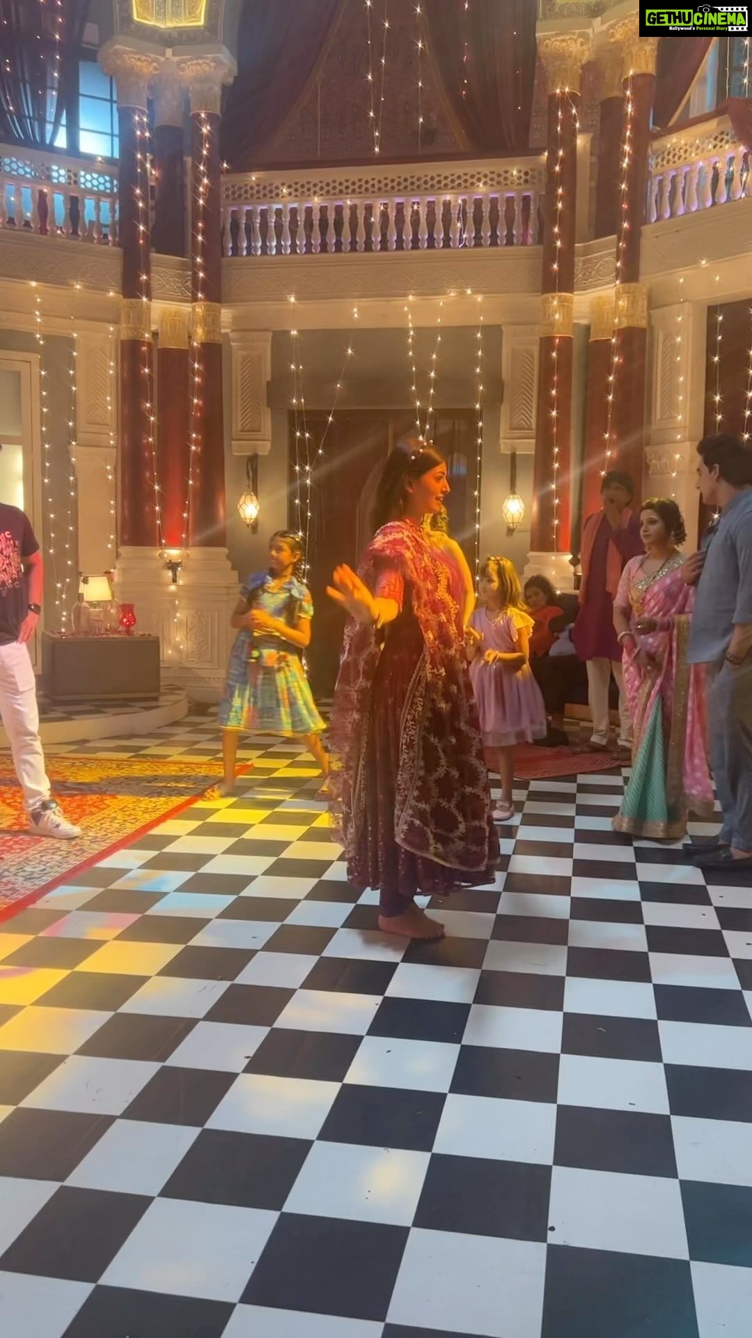 Arti Singh Instagram - When your character doesnโt allow you to dance in the show . Koi naaaaa . Hum apna performance khud hi de denge . Donโt even need an audience ๐๐๐ watch Shravani @shemarooumang