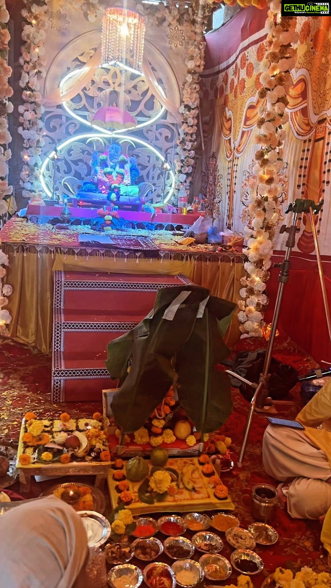 Arti Singh Instagram - Well I always feel har show apni kismat leke aata hai par aap apne pyaar aur shiddat se apne kaam ki umar badha bhi sakte ho . I hv heard so much shows goes out of hand coz of the negativity.. . When ever im not feeling good I reach my set and my energy changes . First time in 16 years i hv seen tht unit is so excited to keep Ganpati and so much love and positivity.Unit is standing for each other . Actors are so Co operative .. I wish gannu gives us prosperity good health and our show becomes number 1 on chart every week . @shemarooumang @ravindragautamofficial @raghuvir.shekhawat @shri.n @amarvarpe I miss u @chhora_ganga_kinaare_walaa