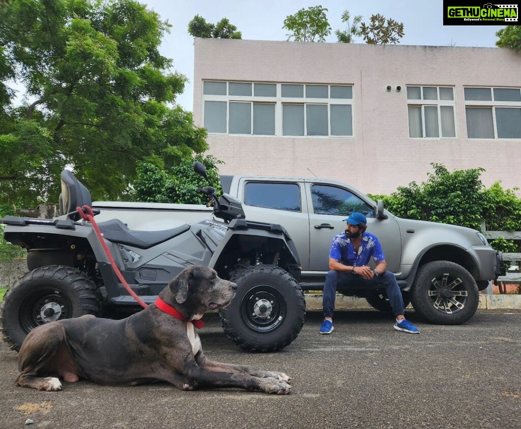 Arun Vijay Instagram - The man, the machine and his best friend!!❤ 🧿🧿 #Beasts!! #Rino #Panther #Rudhra #LuvAV