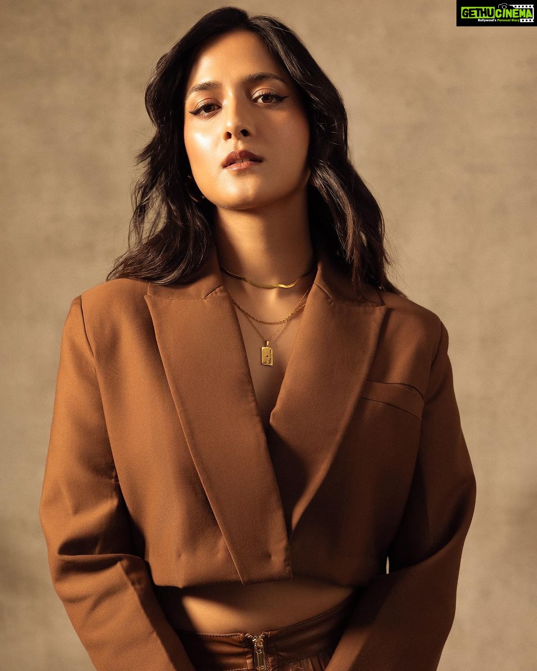 Arushi Sharma Instagram - Autumn vibes π Photo : @dinesh_ahuja wearing : @zara @claracheofficial Footwear : @aldo_shoes Jewellery : @snastudios Styled by : @styled_by_meera @tryagaintoobad Styling team : @jharna.art @radhika__palange Makeup and Hair by @makeupbyvirja Assisted by @pallavigadade