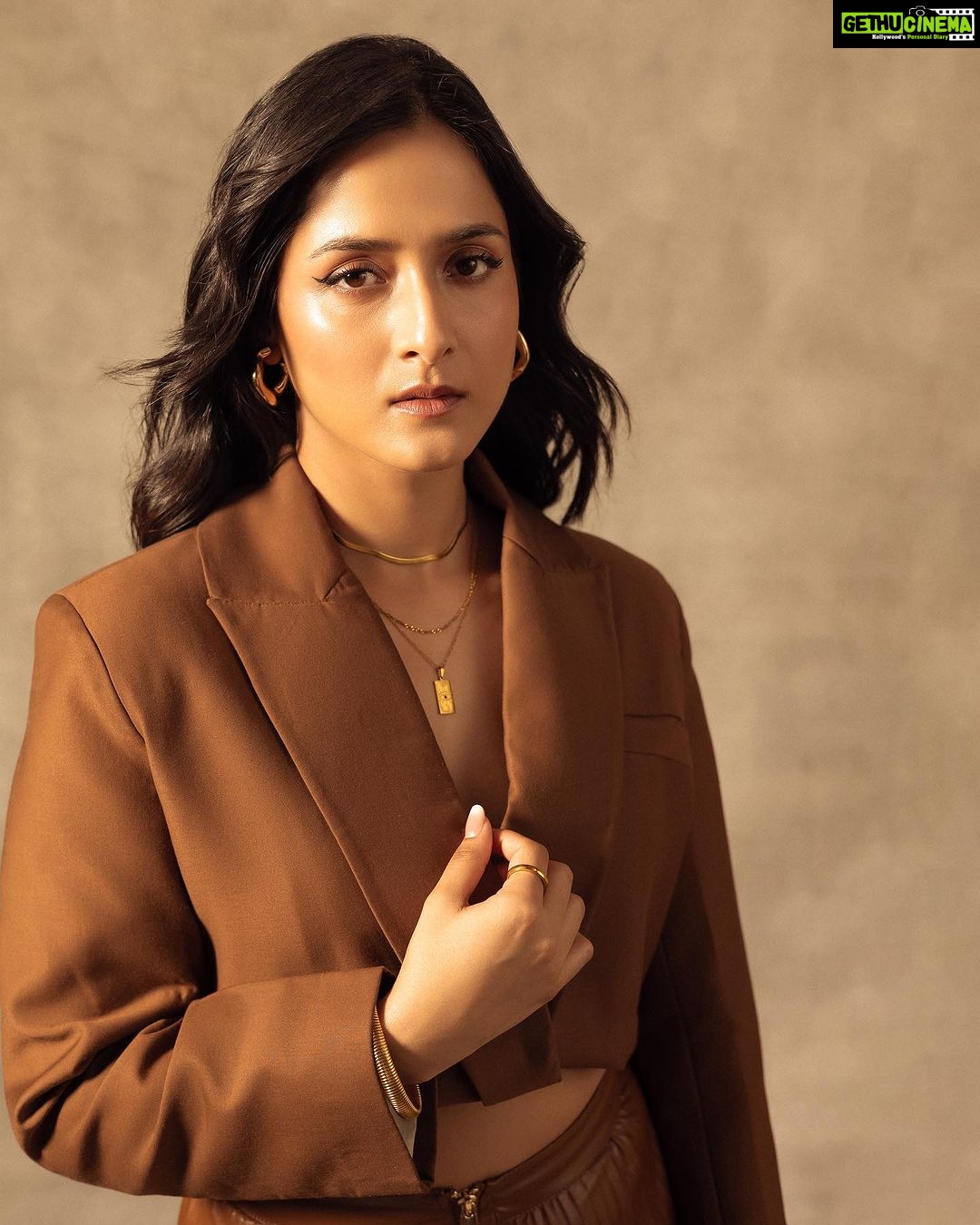 Arushi Sharma Instagram - Autumn vibes π Photo : @dinesh_ahuja wearing : @zara @claracheofficial Footwear : @aldo_shoes Jewellery : @snastudios Styled by : @styled_by_meera @tryagaintoobad Styling team : @jharna.art @radhika__palange Makeup and Hair by @makeupbyvirja Assisted by @pallavigadade