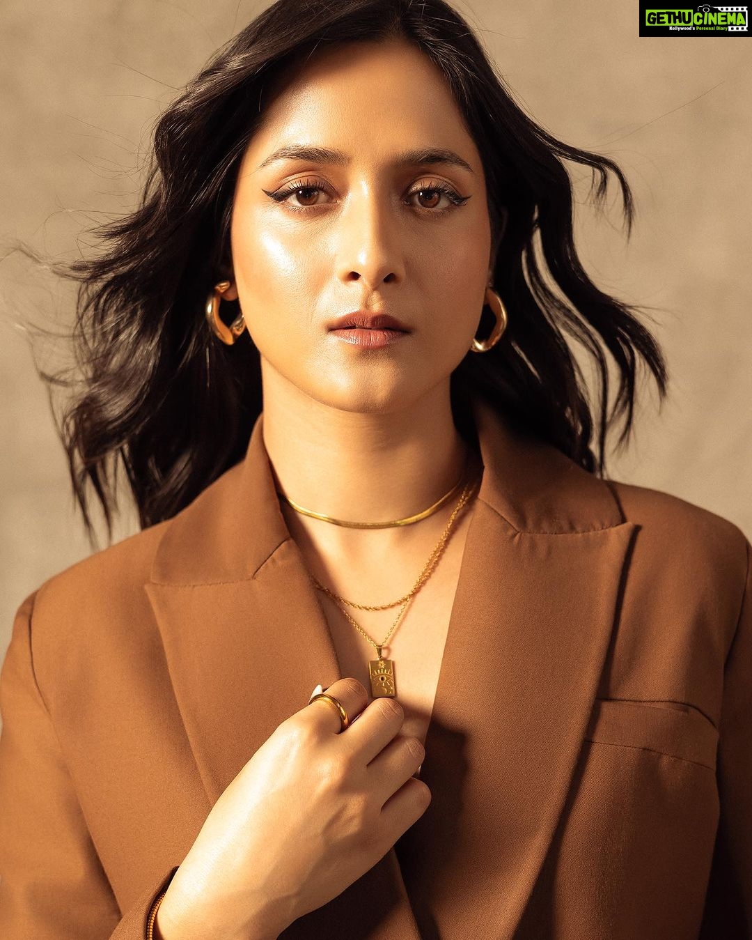 Arushi Sharma Instagram - Autumn vibes π Photo : @dinesh_ahuja wearing : @zara @claracheofficial Footwear : @aldo_shoes Jewellery : @snastudios Styled by : @styled_by_meera @tryagaintoobad Styling team : @jharna.art @radhika__palange Makeup and Hair by @makeupbyvirja Assisted by @pallavigadade