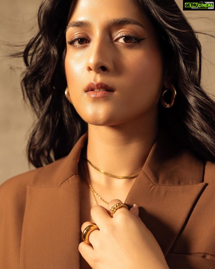 Arushi Sharma Instagram - Autumn vibes 🍁 Photo : @dinesh_ahuja wearing : @zara @claracheofficial Footwear : @aldo_shoes Jewellery : @snastudios Styled by : @styled_by_meera @tryagaintoobad Styling team : @jharna.art @radhika__palange Makeup and Hair by @makeupbyvirja Assisted by @pallavigadade