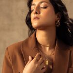 Arushi Sharma Instagram - Autumn vibes 🍁 Photo : @dinesh_ahuja wearing : @zara @claracheofficial Footwear : @aldo_shoes Jewellery : @snastudios Styled by : @styled_by_meera @tryagaintoobad Styling team : @jharna.art @radhika__palange Makeup and Hair by @makeupbyvirja Assisted by @pallavigadade