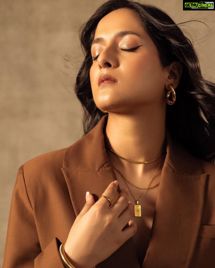 Arushi Sharma Instagram - Autumn vibes 🍁 Photo : @dinesh_ahuja wearing : @zara @claracheofficial Footwear : @aldo_shoes Jewellery : @snastudios Styled by : @styled_by_meera @tryagaintoobad Styling team : @jharna.art @radhika__palange Makeup and Hair by @makeupbyvirja Assisted by @pallavigadade