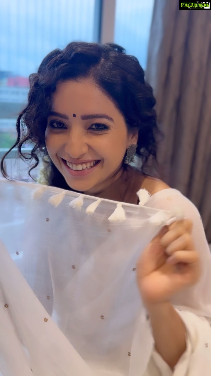 Asha Negi Instagram - Just a naari, ajkal too much in saari!🤍 . @mansimao @rich.a1836 @vanitalodha @suta_bombay 📹 @vasudhagroverr 🫶