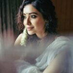 Asha Negi Instagram - कल तुझको देखा था, मैने अपने आंगन में.. जैसे कह रही थी तुम, मुझे बाँध लो बन्धन में..। @portraitsbybalvindersingh @mansimao @rich.a1836 @vanitalodha @suta_bombay Managed by @pooja_chaube and @vasudhagroverr #tulseatalent