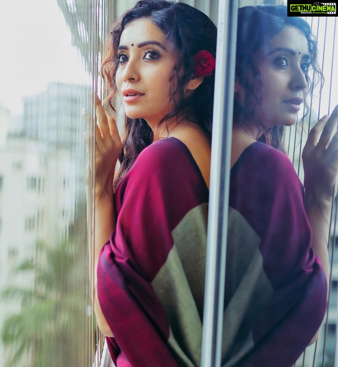 Asha Negi Instagram - एक ख़त लिखा था बादलों को, भीगा भीगा जवाब आया अभी।🌹 -unknown @portraitsbybalvindersingh @mansimao @suta_bombay @rich.a1836 @vanitalodha And @pooja_chaube 🫶 #tulseatalent