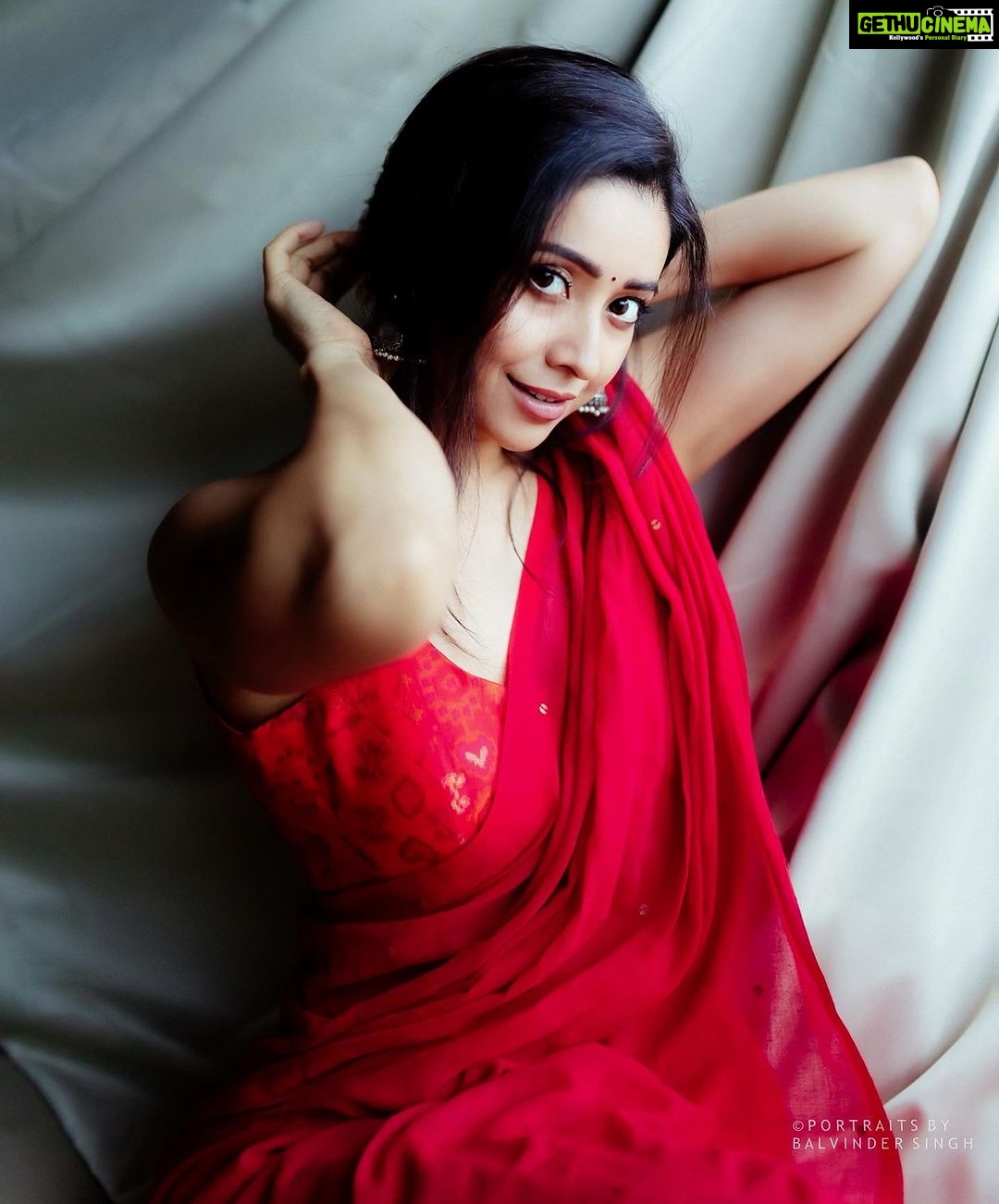 Asha Negi Instagram - Laal mere dil ka haal hai, lagta tumpe kamaal hai, yeh tohfa nahin sawaal hai, Kya Subhash Ghai ki picture Taal hai?? . @portraitsbybalvindersingh @mansimao @suta_bombay @rich.a1836 @pooja_chaube #tulseatalent