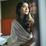 Asha Negi Instagram - कल तुझको देखा था, मैने अपने आंगन में.. जैसे कह रही थी तुम, मुझे बाँध लो बन्धन में..। @portraitsbybalvindersingh @mansimao @rich.a1836 @vanitalodha @suta_bombay Managed by @pooja_chaube and @vasudhagroverr #tulseatalent