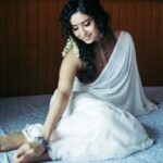 Asha Negi Instagram - कल तुझको देखा था, मैने अपने आंगन में.. जैसे कह रही थी तुम, मुझे बाँध लो बन्धन में..। @portraitsbybalvindersingh @mansimao @rich.a1836 @vanitalodha @suta_bombay Managed by @pooja_chaube and @vasudhagroverr #tulseatalent