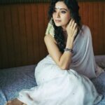Asha Negi Instagram - कल तुझको देखा था, मैने अपने आंगन में.. जैसे कह रही थी तुम, मुझे बाँध लो बन्धन में..। @portraitsbybalvindersingh @mansimao @rich.a1836 @vanitalodha @suta_bombay Managed by @pooja_chaube and @vasudhagroverr #tulseatalent