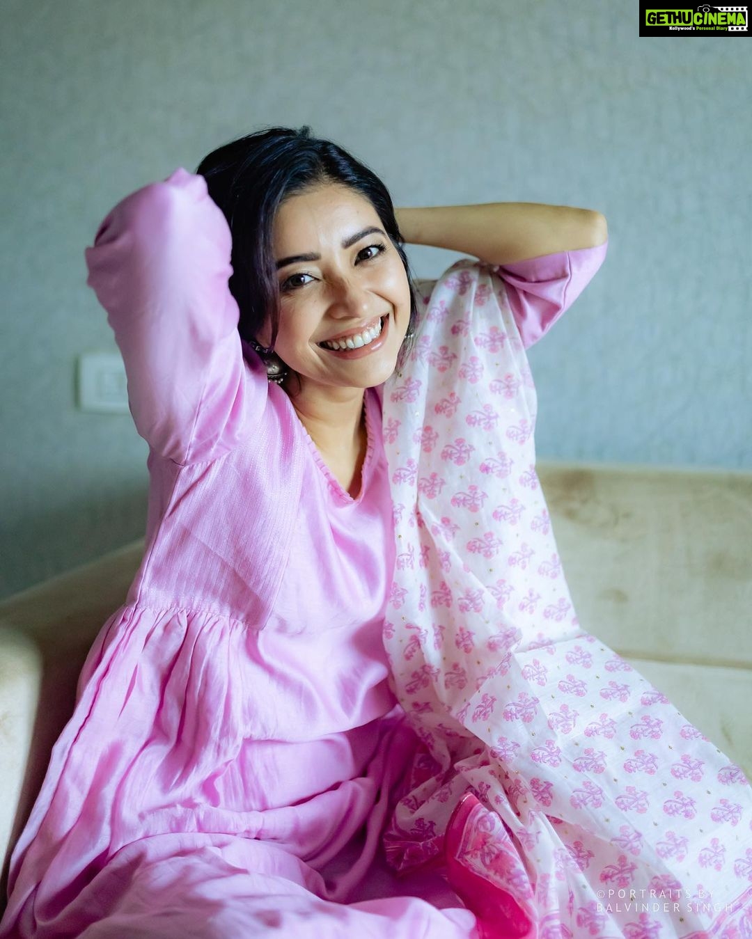 Asha Negi Instagram - Isi liye mummy ne meri tumhe chai pe bulaya hai!..😆 . @portraitsbybalvindersingh @mansimao @rich.a1836 @vanitalodha @real_weaverstory