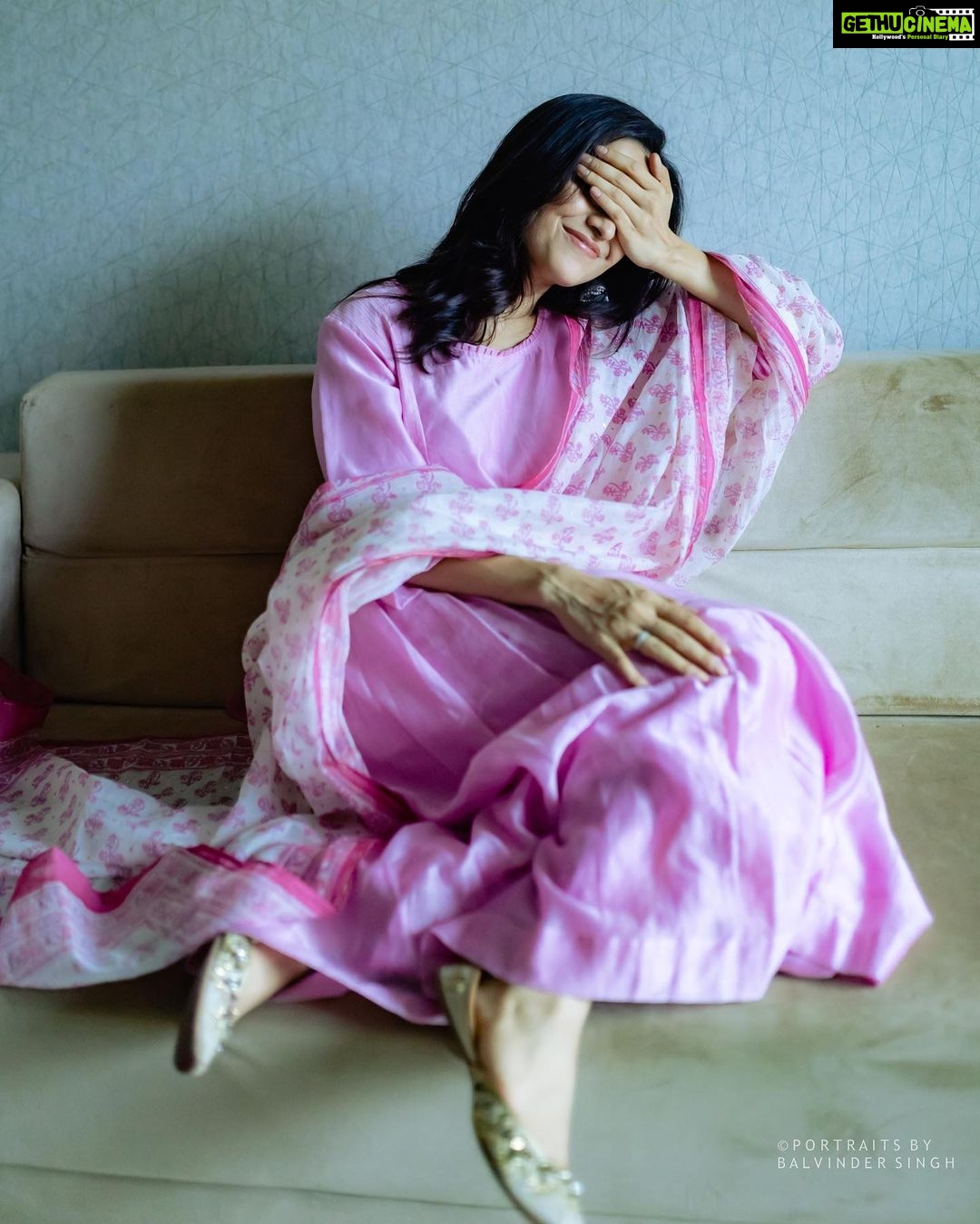 Asha Negi Instagram - Isi liye mummy ne meri tumhe chai pe bulaya hai!..😆 . @portraitsbybalvindersingh @mansimao @rich.a1836 @vanitalodha @real_weaverstory