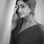 Asha Negi Instagram - Laal mere dil ka haal hai, lagta tumpe kamaal hai, yeh tohfa nahin sawaal hai, Kya Subhash Ghai ki picture Taal hai?? . @portraitsbybalvindersingh @mansimao @suta_bombay @rich.a1836 @pooja_chaube #tulseatalent
