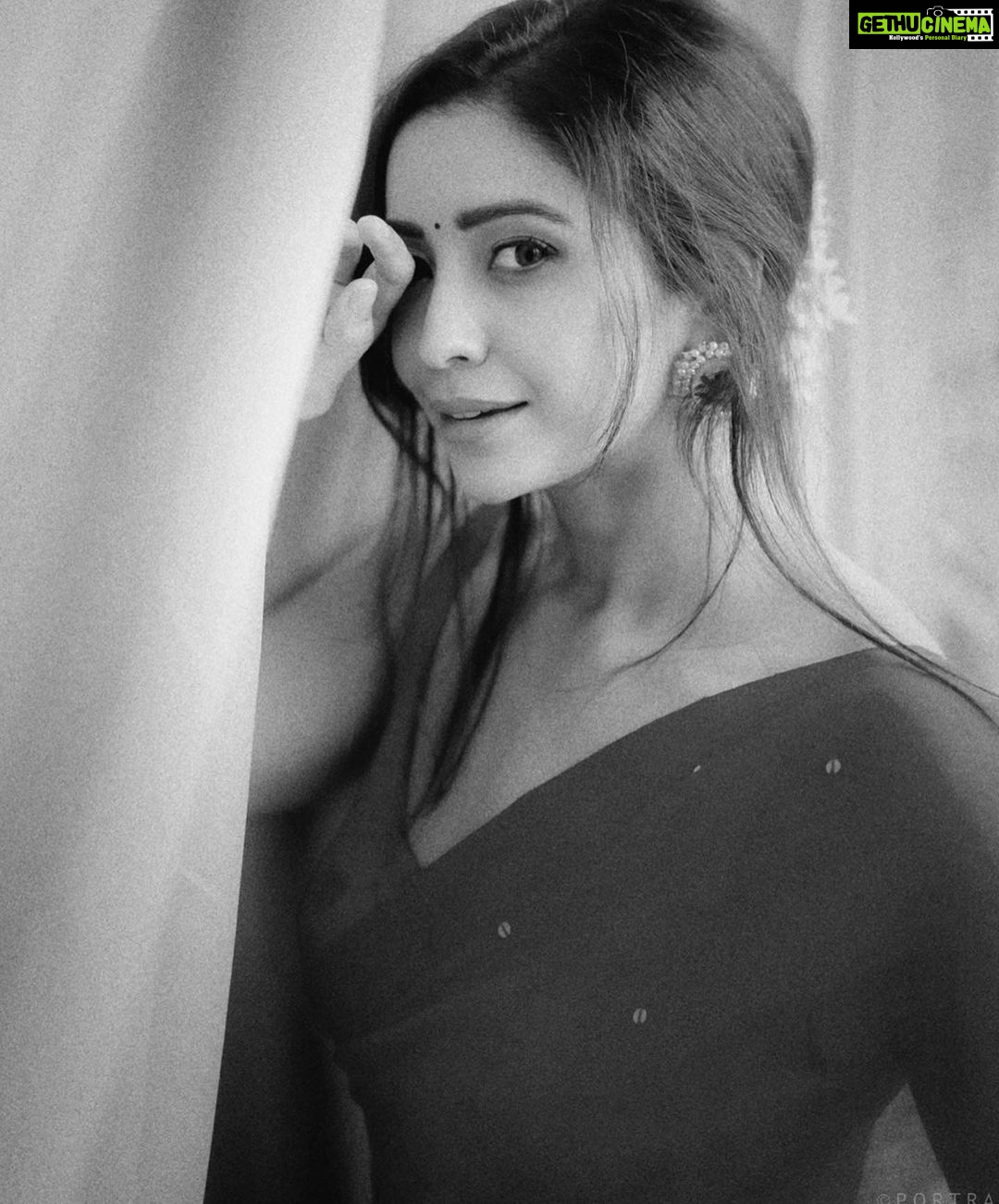 Asha Negi Instagram - Laal mere dil ka haal hai, lagta tumpe kamaal hai, yeh tohfa nahin sawaal hai, Kya Subhash Ghai ki picture Taal hai?? . @portraitsbybalvindersingh @mansimao @suta_bombay @rich.a1836 @pooja_chaube #tulseatalent