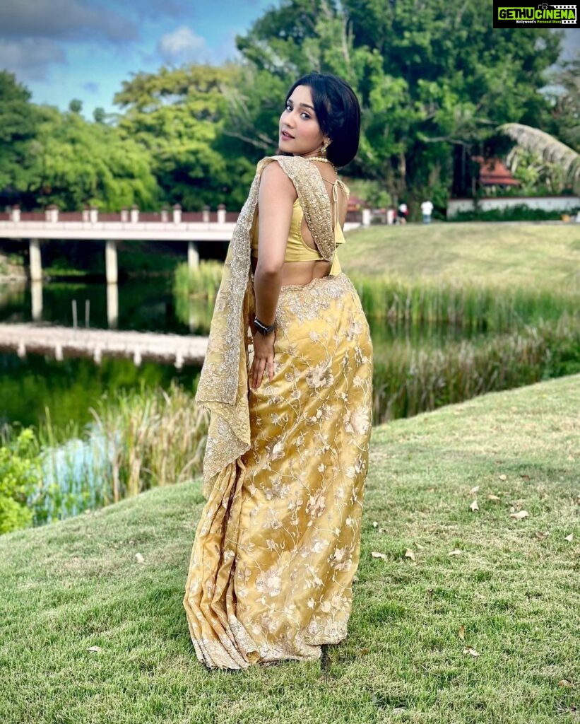 Ashi Singh Instagram - Not a disney princess call me Indian Queen 👸 I really wanted to flaunt that draping 😋 . Styled by :- @nehaadhvikmahajan 👗Outfit:- @neerusindia 💍Jewelery:- @adan_creation_ . #AshiSingh #Phuket #PhuketDiaries #Thailand #IndianWedding #DestinationWedding #WeddingInThailand #WeddingInPhuket Phuket, Thailand