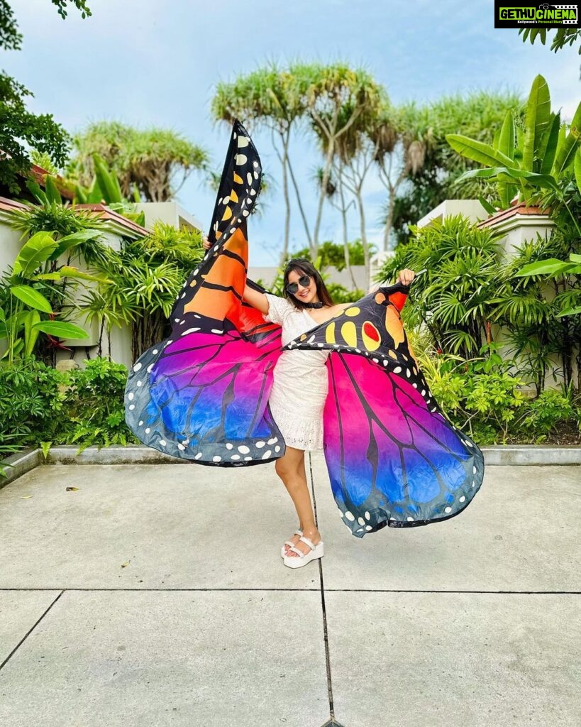 Ashi Singh Instagram - Bringing carnival magic with butterfly wings! 🦋✨ #FlutteringFiesta #WingsOfFun #AshiSingh