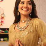 Ashi Singh Instagram – It was very difficult to decide the sequence 🫢👸🌟
.
#AshiSingh #SuMeet #Meet #MeetOnZeeTV #MeetBadlegiDuniyaKiReet #AshiAsMeet #AshiQsSumeet #Bridal #Dulhan #Golden #GoldenLehnga #GoldenBride