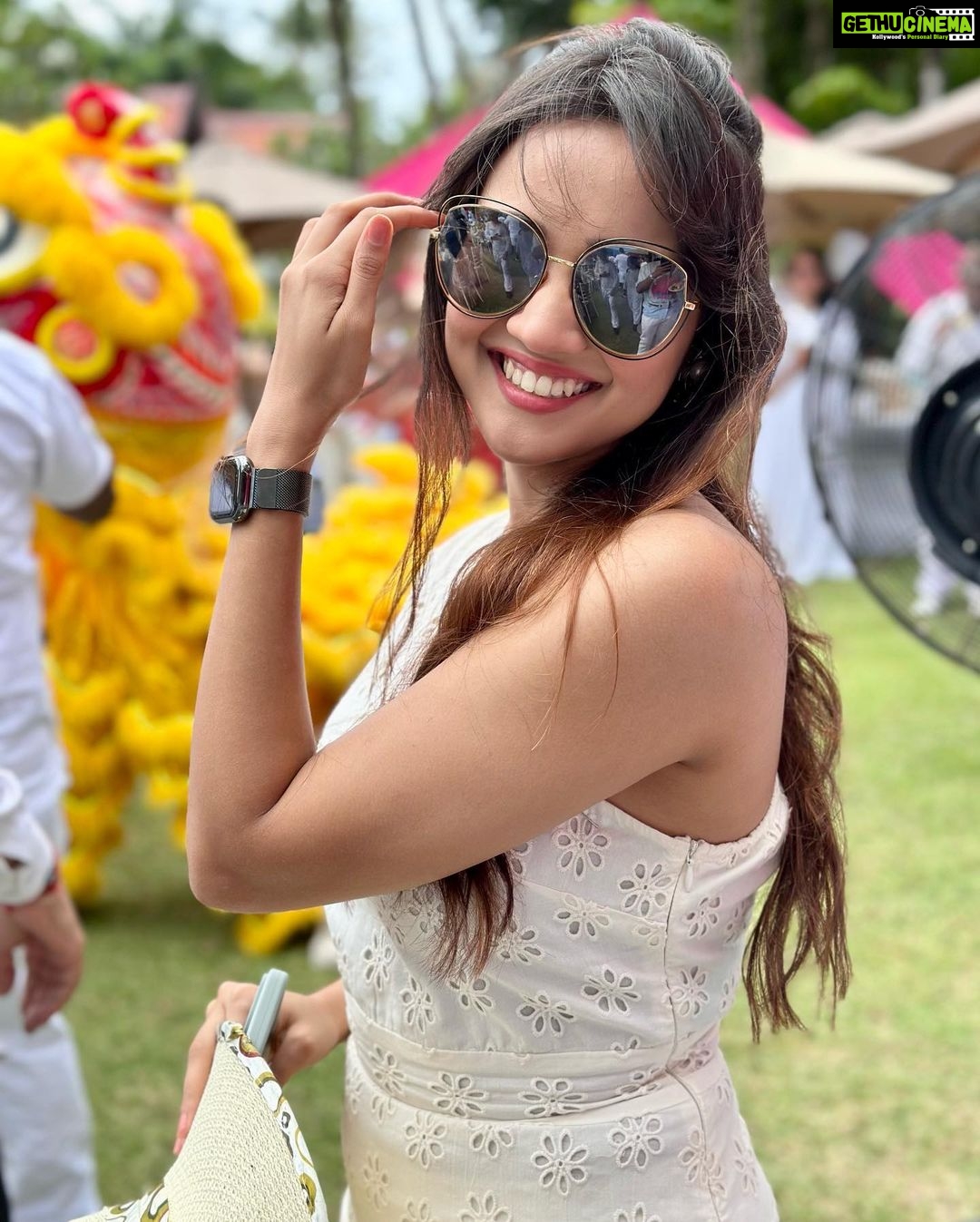 Ashi Singh Instagram - A good time to laugh is any time you can 🤍 . #AshiSingh #Phuket #PhuketDiaries #PoolParty
