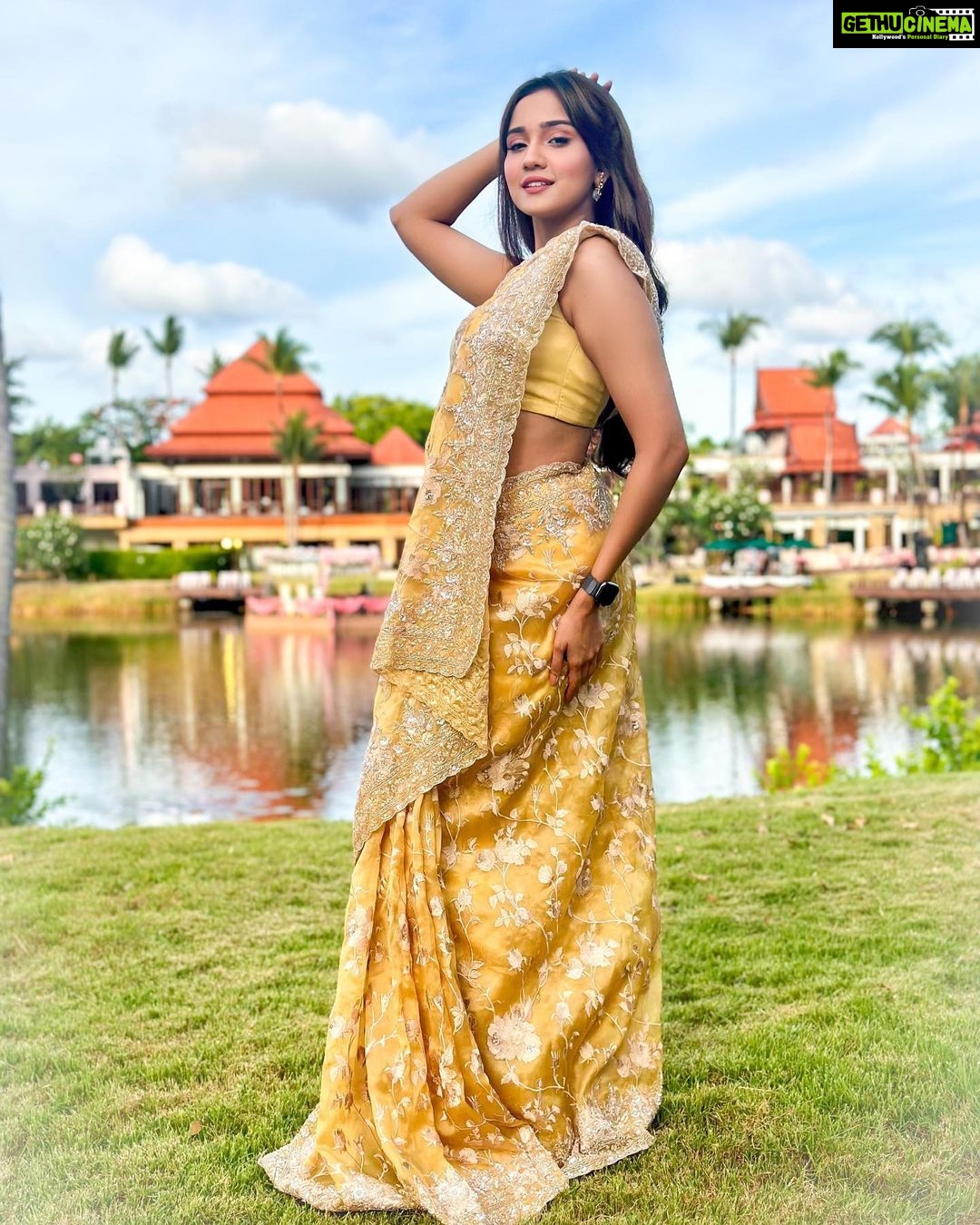 Ashi Singh Instagram - Not a disney princess call me Indian Queen 👸 I really wanted to flaunt that draping 😋 . Styled by :- @nehaadhvikmahajan 👗Outfit:- @neerusindia 💍Jewelery:- @adan_creation_ . #AshiSingh #Phuket #PhuketDiaries #Thailand #IndianWedding #DestinationWedding #WeddingInThailand #WeddingInPhuket Phuket, Thailand